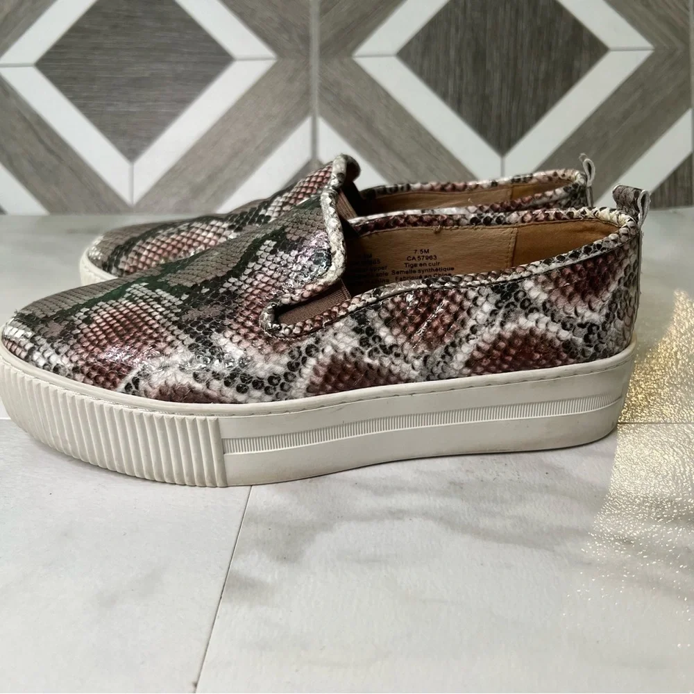 Halogen Baylee platform snake skin shoes size 7.5